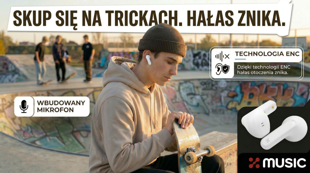 Młody mężczyzna siedzi na deskorolce w skateparku, nosząc białe słuchawki douszne. Na obrazie widoczne są napisy: \'Skup się na trickach. Hałas znika.\', \'Wbudowany mikrofon\', \'Technologia ENC Dzięki technologii ENC hałas otoczenia znika.\' oraz logo \'XMUSIC\'.