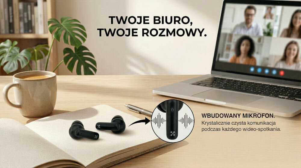 Na biurku leżą czarne słuchawki dokanałowe obok otwartego notesu i filiżanki. W tle znajduje się laptop z widocznym ekranem wideokonferencji oraz tekst: \'TWOJE BIURO, TWOJE ROZMOWY.\'