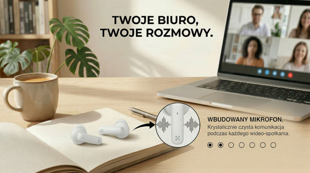 Na biurku leżą białe słuchawki dokanałowe obok otwartego notesu i filiżanki kawy. W tle znajduje się laptop z widocznym ekranem wideokonferencji oraz tekst: \'TWOJE BIURO, TWOJE ROZMOWY. Wbudowany mikrofon. Krystalicznie czysta komunikacja podczas każdego wideo-spotkania.\'