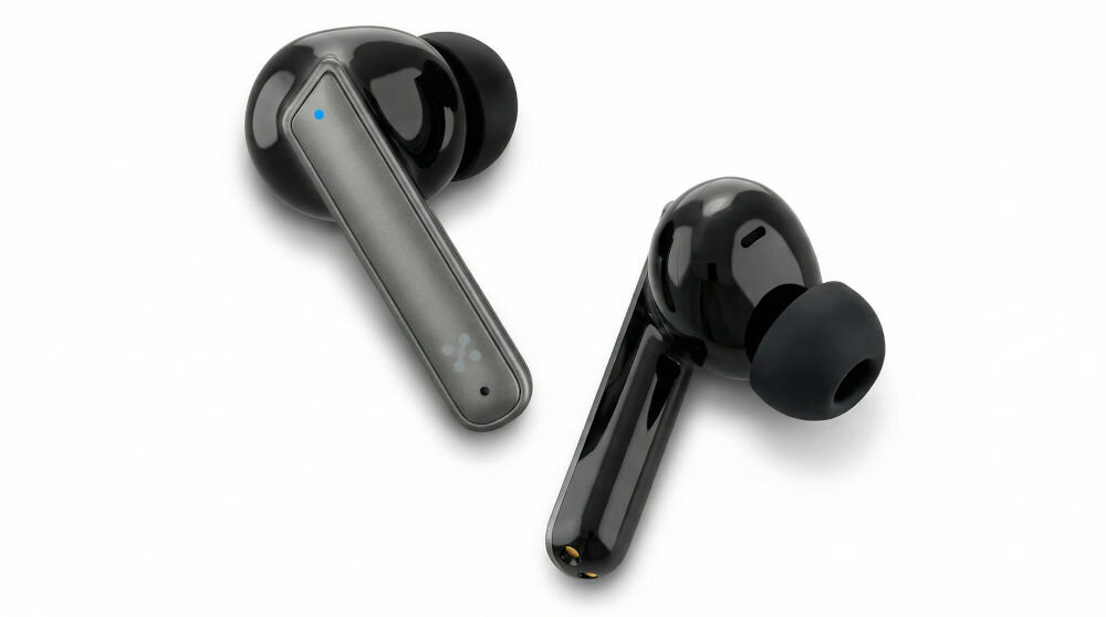 Dwa czarne słuchawki dokanałowe z błyszczącym wykończeniem i silikonowymi końcówkami. Na jednej z nich widoczna jest niebieska dioda oraz logo producenta.