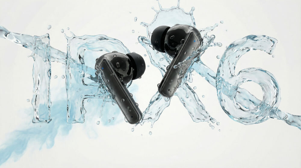 Dwa czarne słuchawki dokanałowe otoczone rozpryskującą się wodą, z widocznym napisem \'IPX6\'.