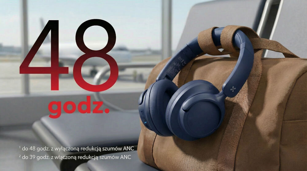 Niebieskie słuchawki nauszne leżą na brązowej torbie w jasnym pomieszczeniu z widokiem na lotnisko. Na obrazie widoczny jest tekst: \'48 godz.\', a poniżej: \'1 do 48 godz. z wyłączoną redukcją szumów ANC\', \'2 do 39 godz. z włączoną redukcją szumów ANC\'.