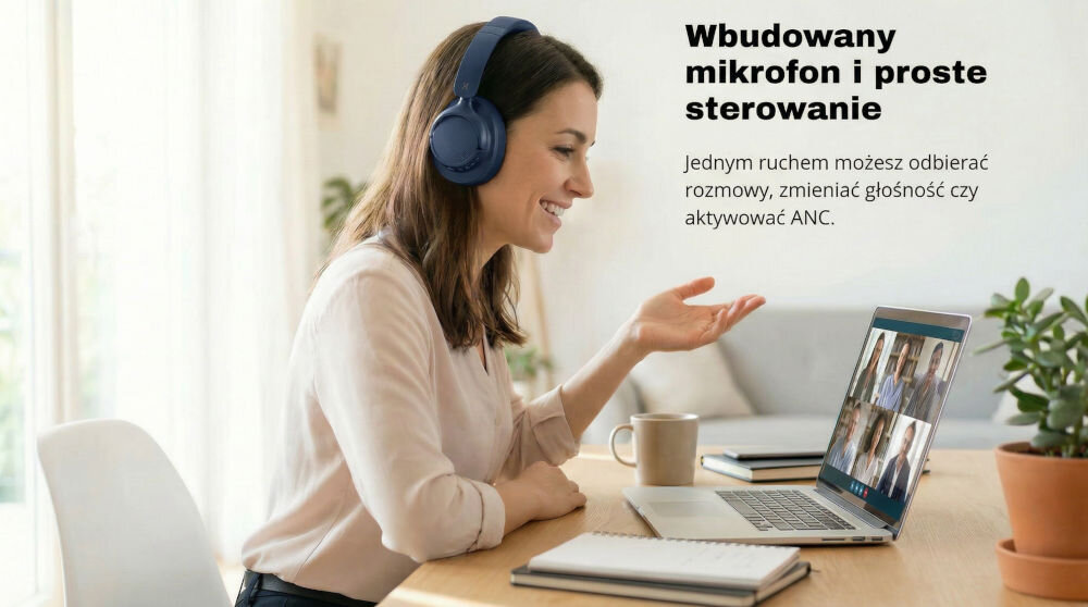 Osoba siedzi przy stole, nosząc niebieskie słuchawki nauszne, i rozmawia przez wideokonferencję na laptopie. Obok znajduje się tekst: \'Wbudowany mikrofon i proste sterowanie. Jednym ruchem możesz odbierać rozmowy, zmieniać głośność czy aktywować ANC.\'