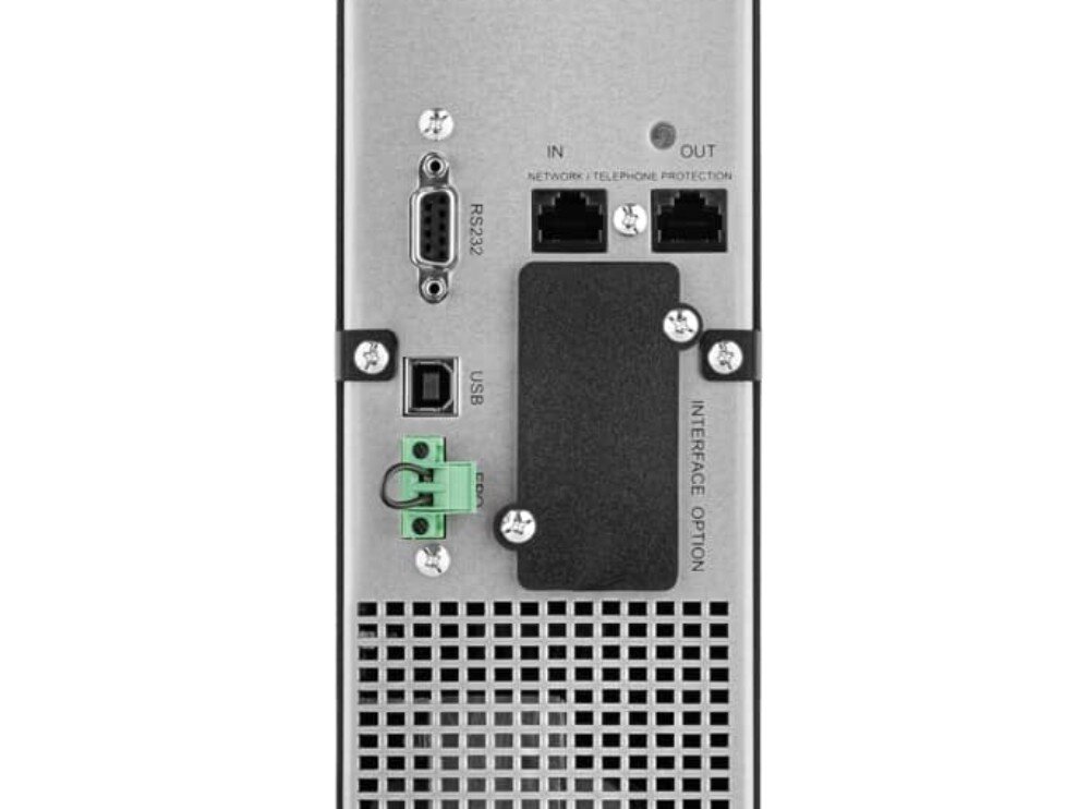 Zasilacz UPS EVER Netline RT Zbliżenie na tylny panel zasilacza awaryjnego z gniazdami IEC, portem RS232, portem USB, złączem EPO oraz gniazdami ochrony sieciowej RJ-45, podłączenie porty, wyświetlacz, oprogramowanie