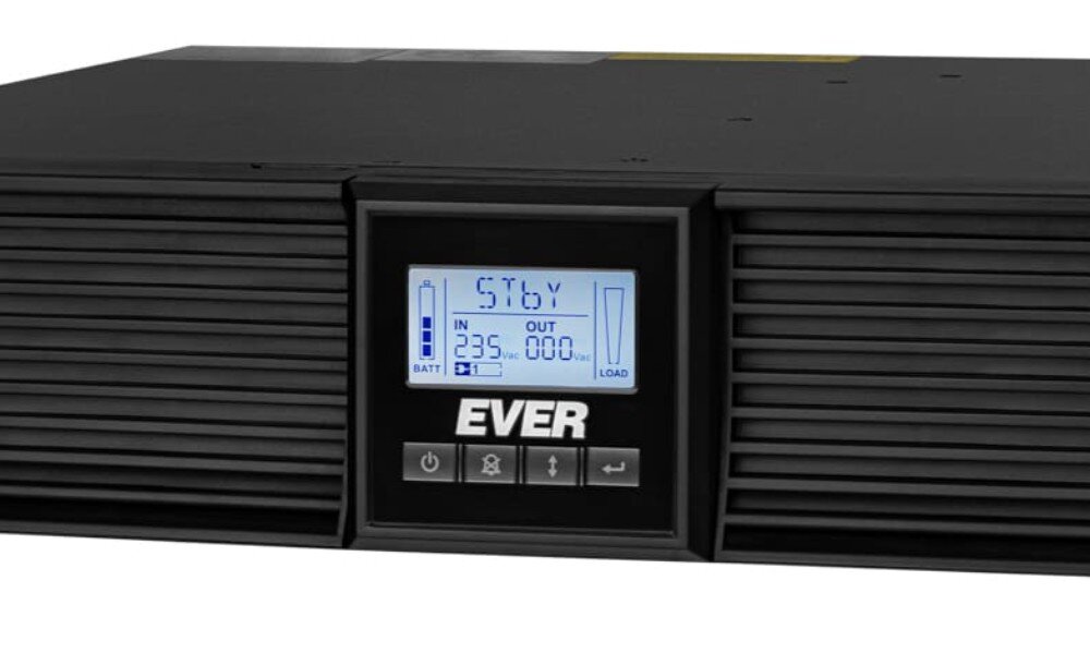 Zasilacz UPS EVER Netline RT Zbliżenie na przedni panel czarnego zasilacza awaryjnego z wyświetlaczem LCD pokazującym napięcia wejściowe i wyjściowe oraz czterema przyciskami, układ AVR, napięcie, zimny start, automatyczne przełączanie