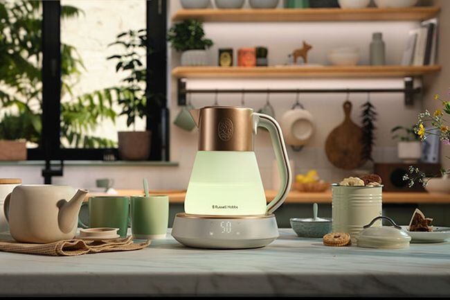 RUSSELL HOBBS Calm - czajnik na tle kuchni na wyspie kuchennej