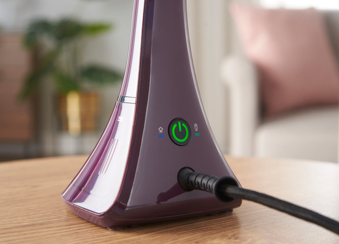 Parownica do ubrań RUSSELL HOBBS 27410-56 Steam Genie Fioletowy Technologia Colour Control Jasnoniebieska dioda dioda zielona sygnalizacja wyrzut pary dwukolorowy wskaźnik ustawienia
