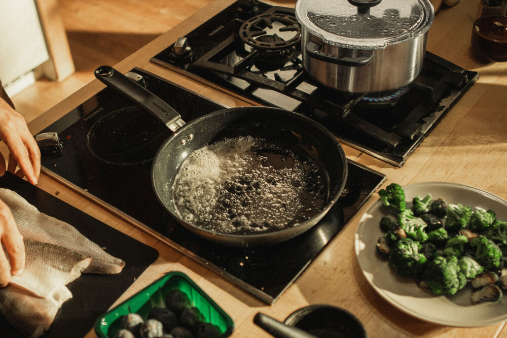 Patelnia FISKARS 1072311 26 cm trójwastwowe dno