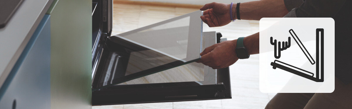 Piekarnik FRANKE Maris FMA 86 H BK 116.0606.098 Obraz przedstawia łatwe zdejmowanie szyby z drzwi piekarnika. Ikona wskazuje funkcję prostego demontażu ułatwiającego czyszczenie press to clean szybki demontaż szyby łatwe czyszczenie