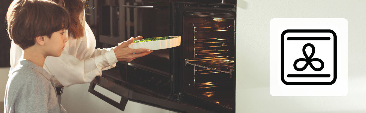 Piekarnik FRANKE Smart FSM 86 H XS Osoba wkłada do piekarnika okrągłą formę z potrawą. Ikona po prawej stronie symbolizuje termoobieg szybkie nagrzewanie termoobieg grzałka kołowa wydajne pieczenie
