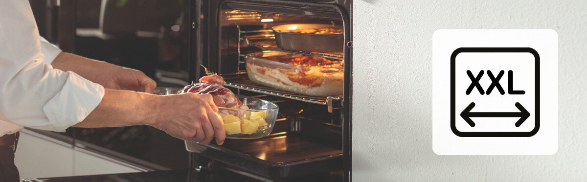 Piekarnik FRANKE Smart FSM 86 H BK Osoba umieszcza dużą brytfannę z mięsem i ziemniakami w piekarniku. Ikona „XXL” podkreśla powiększoną szerokość i pojemność komory piekarnik xxl duża pojemność szybkie pieczenie wygoda kuchnia
