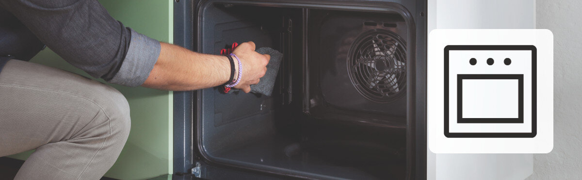 Piekarnik FRANKE Smart FSM 86 H BK Osoba czyści wnętrze piekarnika miękką ściereczką. Ikona symbolizuje ręczne czyszczenie urządzenia szare wnętrze piekarnika mniej zabrudzeń łatwe utrzymanie czystości