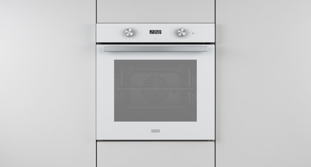 Piekarnik FRANKE Smart FSM 86 H WH Zdjęcie przedstawia biały piekarnik Franke w zabudowie, z dużym frontem szklanym i metalicznym uchwytem. Na górze znajdują się dwa pokrętła oraz wyświetlacz LED pokazujący aktualne ustawienia urządzenia
