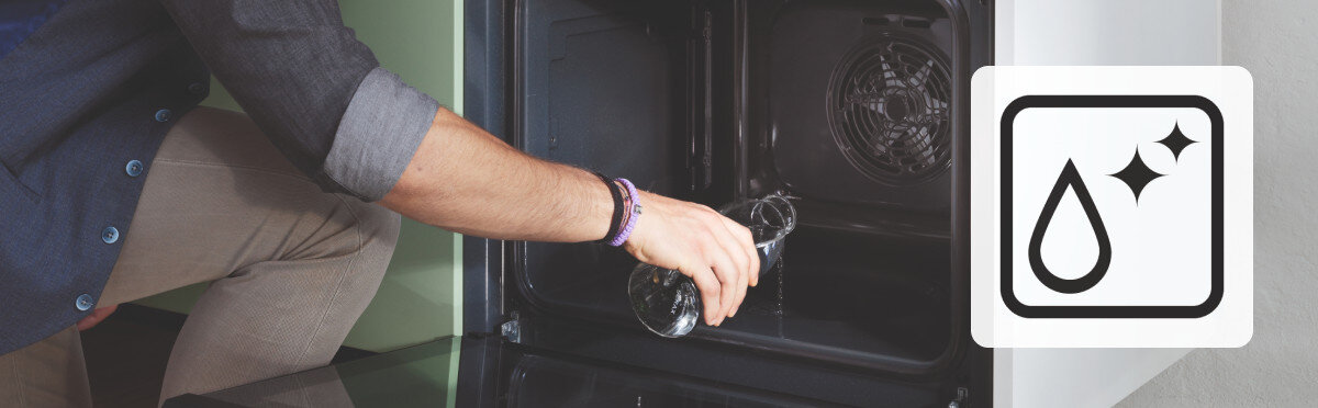 Piekarnik FRANKE Smart FSM 86 H WH Ujęcie przedstawia wlewanie wody na dno piekarnika przed uruchomieniem programu czyszczenia. Ikona obok podkreśla funkcję czyszczenia parowego czyszczenie parowe oszczędność energii szybki cykl 35 minut