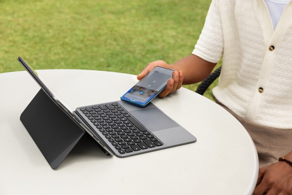 Tablet ONEPLUS Pad 2 kobieta rysuje na tablecie na plaży