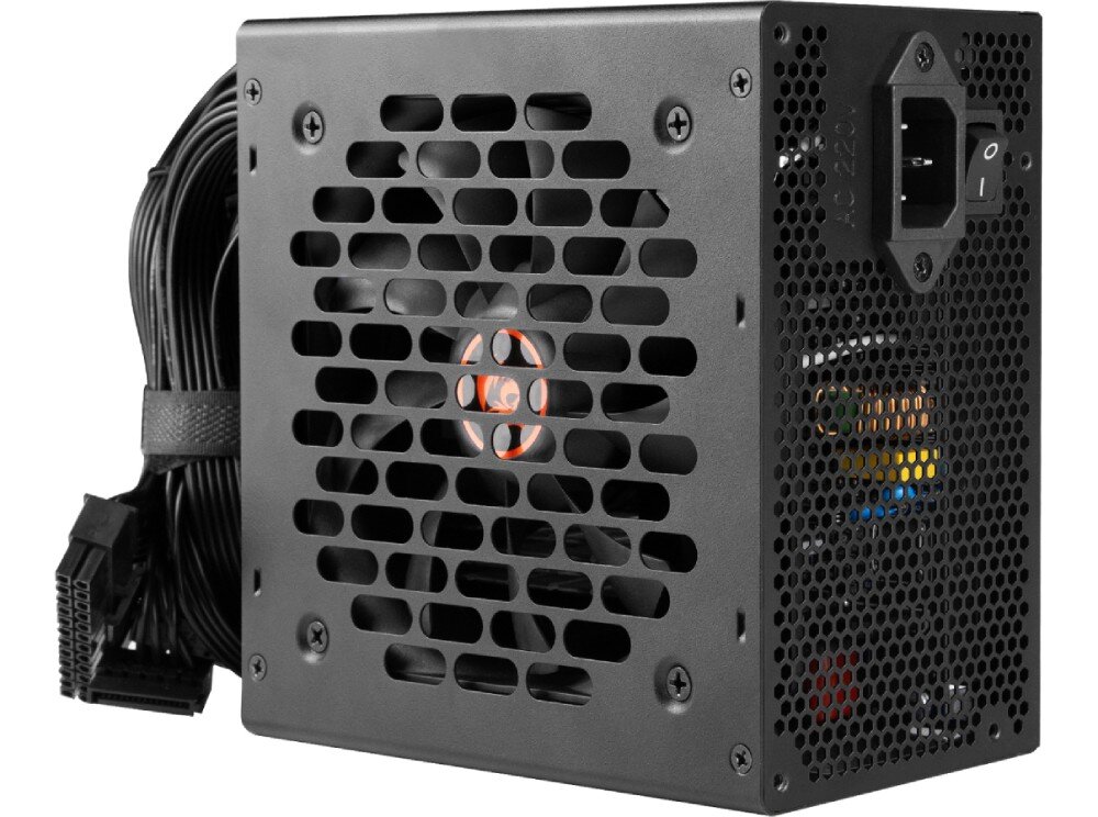 Zasilacz REDRAGON GC-PS024 Widok zasilacza komputerowego z boku, z widocznym wentylatorem za kratką i wychodzącym wiązką czarnych przewodów po lewej stronie. Z tyłu znajduje się gniazdo zasilania i przełącznik, opis