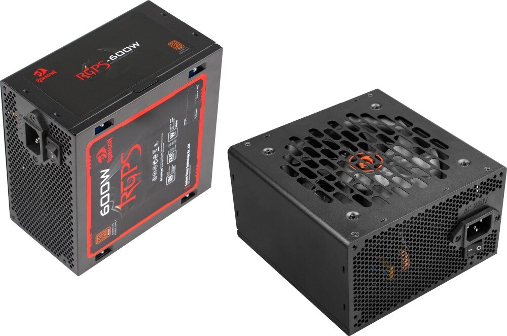 Zasilacz REDRAGON GC-PS024 Dwa zasilacze komputerowe przedstawione z różnych kątów – jeden stoi na boku, drugi leży wentylatorem do góry. Na obu widać kratki wentylacyjne i oznaczenia techniczne, certyfikat, sprawność