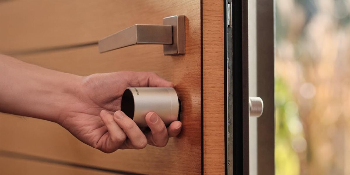 Klucz do zamka NETATMO NDL-K1U, 300, klucze, współlokator, unikalny, dłoń trzyma klamkę drzwi od wewnętrznej strony