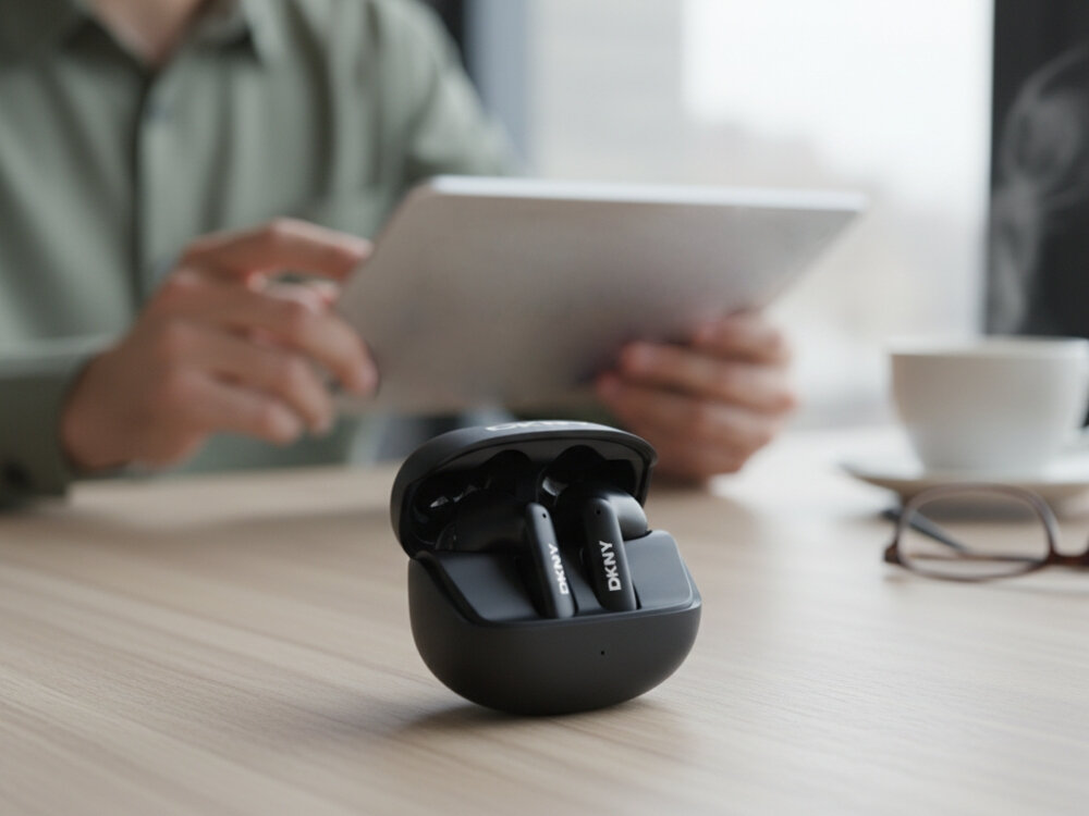 Słuchawki douszne DKNY Satiny Finish Eleganckie słuchawki DKNY TWS z satynowym wykończeniem, etui ładujące z słuchawkami na stole