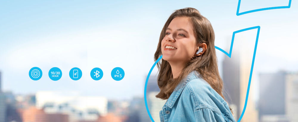 Słuchawki dokanałowe SOUNDCORE R50i v2 bezprzewodowe potężny dźwięk przenośny Bluetooth, Osoba z założonymi słuchawkami dokanałowymi na świeżym powietrzu