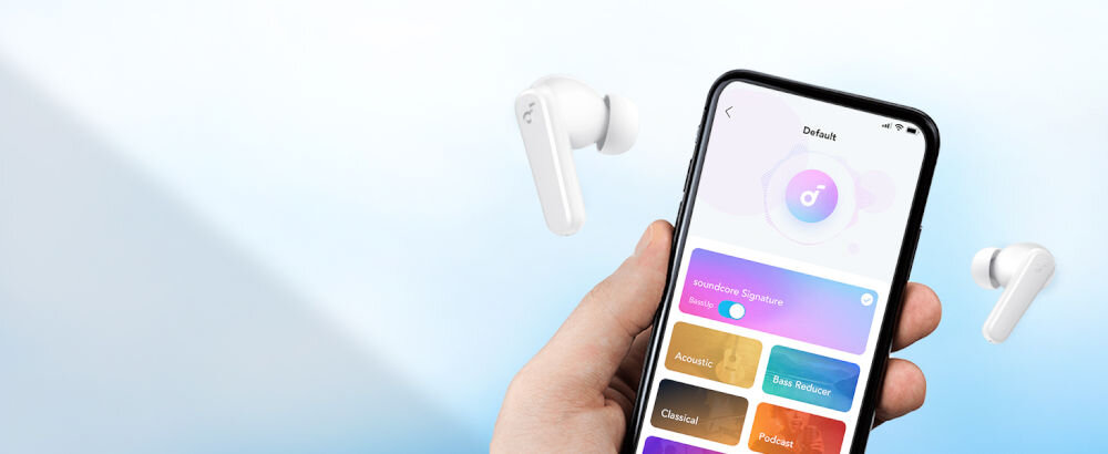 Słuchawki dokanałowe SOUNDCORE R50i v2 22 korektory dźwięku BassUp EQ personalizacja brzmienia, smartfon trzymany w ręku na błękitno białym tle