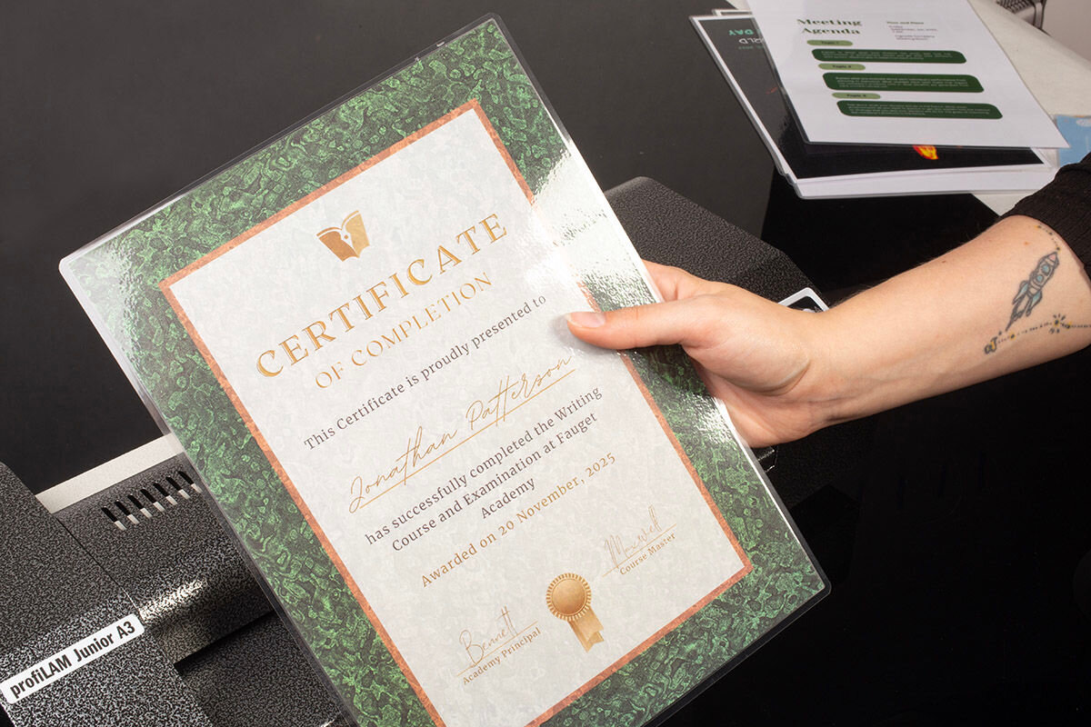 Folia do laminowania OPUS O.Pouch Super A4, 80 mic (100 szt.) błyszcząca przezroczysta właściwości antystatyczne 
					zgrzewana po krótkim boku wysoki połysk i sztywność zabezpieczenie przed uszkodzeniami mechanicznymi upływem czasu zabrudzeniami wilgocią promieniami UV