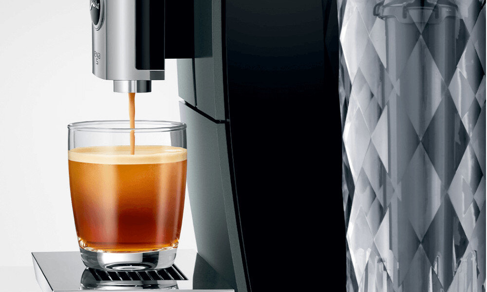 kspres JURA ENA 5 Night Inox (EA) Cichy i wydajny młynek Wysoka jakość minimalistyczny design prosta obsługa cechy zbiornik na wodę o zaokrąglonym kształcie do wzoru kryształowej karafki detale chromowane i panele o matowym wykończeniu