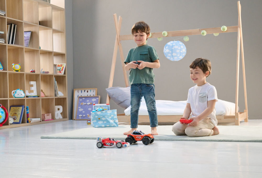 Samochód zdalnie sterowany CHICCO Turbo Team Tom Race 00011333000000 dla najmłodszych miłośników motoryzacji kolorowy design możliwość jazdy w czterech kierunkach prosta obsługa atrakcyjna forma godziny zabawy fascynujący świat wyścigów rozwijanie umiejętności manualnych i koordynacji ruchowej