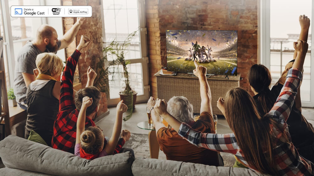 Telewizor TCL 75A300W NXTVision 75 QLED 4K 144Hz Google TV miracast google cast airplay aplikacja android ios windows chromebook - grupa osób oglądających wydarzenie sportowe