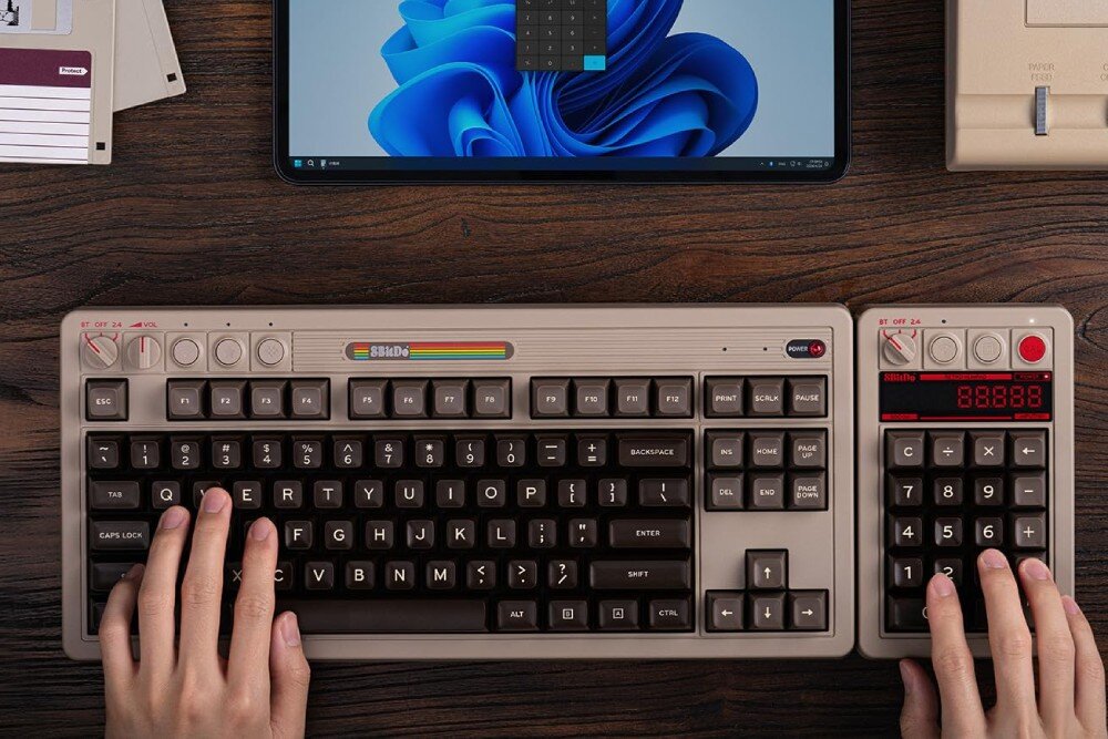 Klawiatura 8BITDO Retro 18 C64 wygląd styl design nakładki materiały