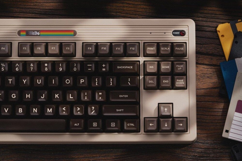 Klawiatura 8BITDO Retro C64 akumulator czas działania ładowanie wskaźnik LED