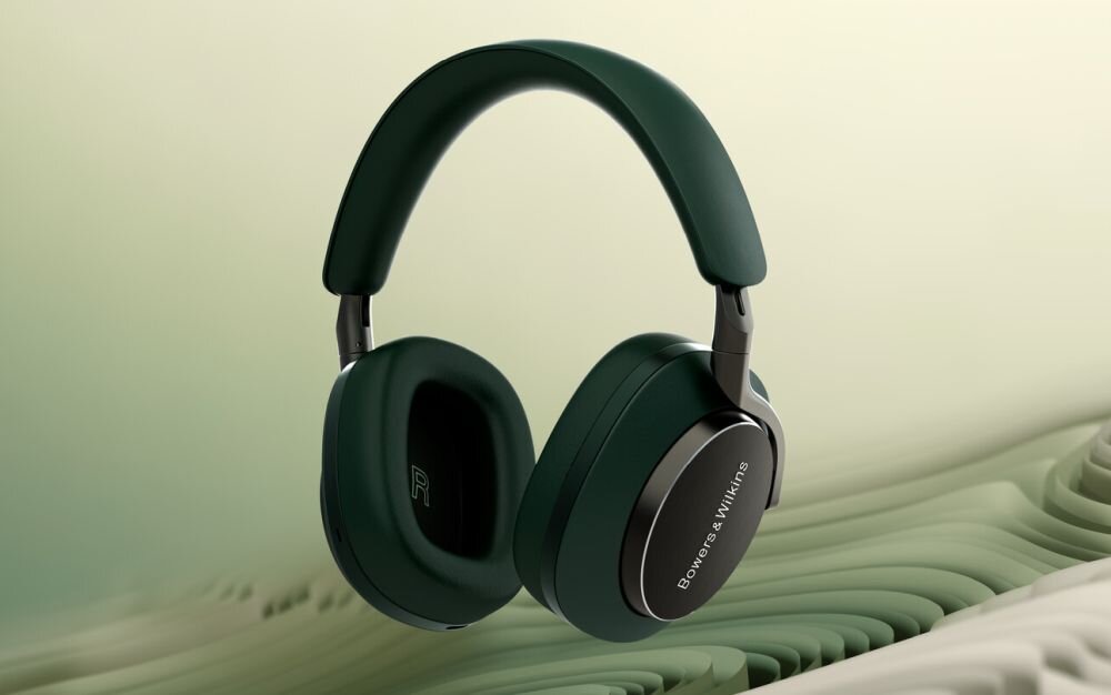 Zielone słuchawki nauszne z widocznym logo \'Bowers & Wilkins\' na nauszniku, umieszczone na tle o abstrakcyjnym wzorze.