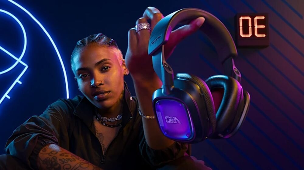 Słuchawki LOGITECH Astro A50 (Gen 5) przetworniki PRO-G Graphene Live Edge precyzyjny dźwięk, osoba z założonymi słuchawkami gamingowymi