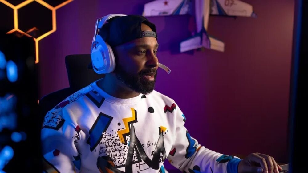 Słuchawki LOGITECH Astro A50 (Gen 5) LIGHTSPEED 24 bit bezprzewodowe niskie opóźnienia, osoba z założonymi słuchawkami gamingowymi