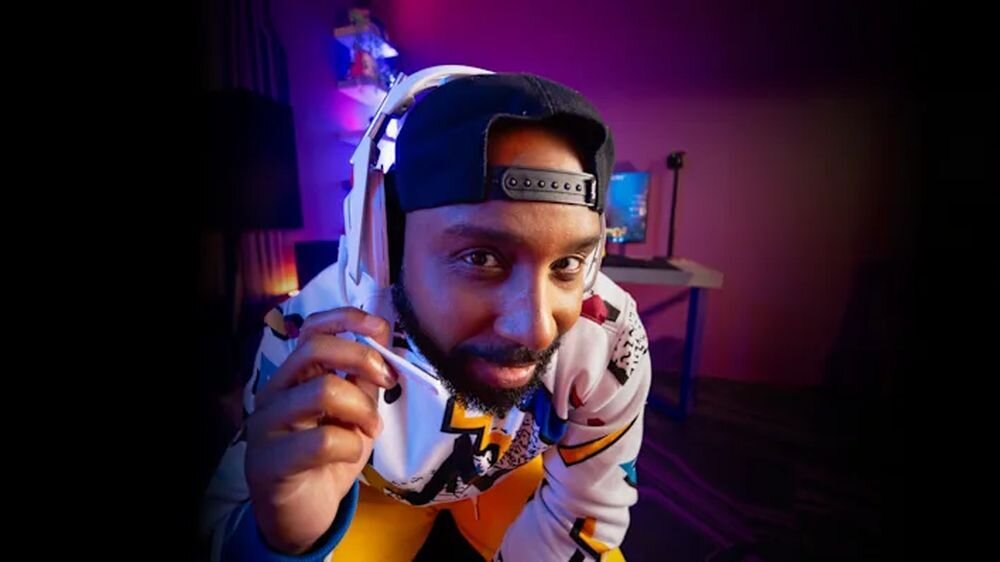 Słuchawki LOGITECH Astro A50 (Gen 5) mikrofon 48 kHz wysoka rozdzielczość czysty głos, osoba z założonymi słuchawkami gamingowymi