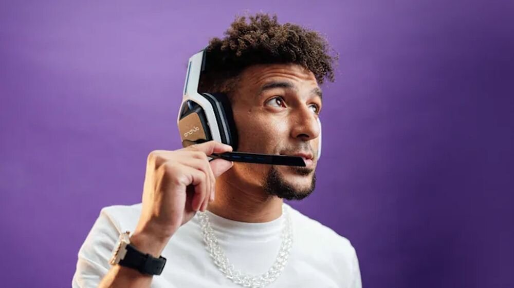 Słuchawki LOGITECH Astro A50 (Gen 5) bezprzewodowe gamingowe PLAYSYNC AUDIO LIGHTSPEED 24 bit stacja bazowa USB-C, osoba z założonymi słuchawkami gamingowymi