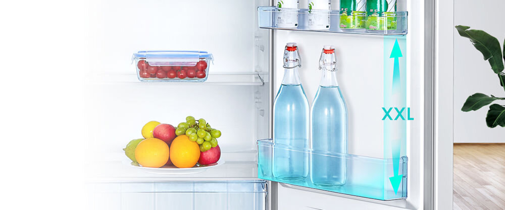 Lodówka HISENSE RL313D4AW1 143.4cm Biała zbliżenie na półkę wysokie butelki stoją na półce żywność w lodówce  jasne meble całkowita pojemność 242 litrów dużo miejsca świeże produkty pięć szklanych półek w chłodziarce cztery półki na drzwiach wygodne segregowanie żywności i napojów Przemyślana organizacja wnętrza wszystko jest pod ręką  łatwe do znalezienia 