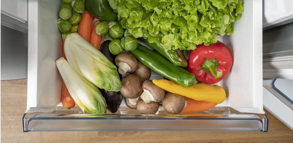 LODÓWKA HISENSE RB343D4CWE szuflada wysunięta CrispZone warzywa owoce sałata pomidor grzyby papryka marchewka brukselki odprowadzanie wilgoci zachowanie koloru jędrności