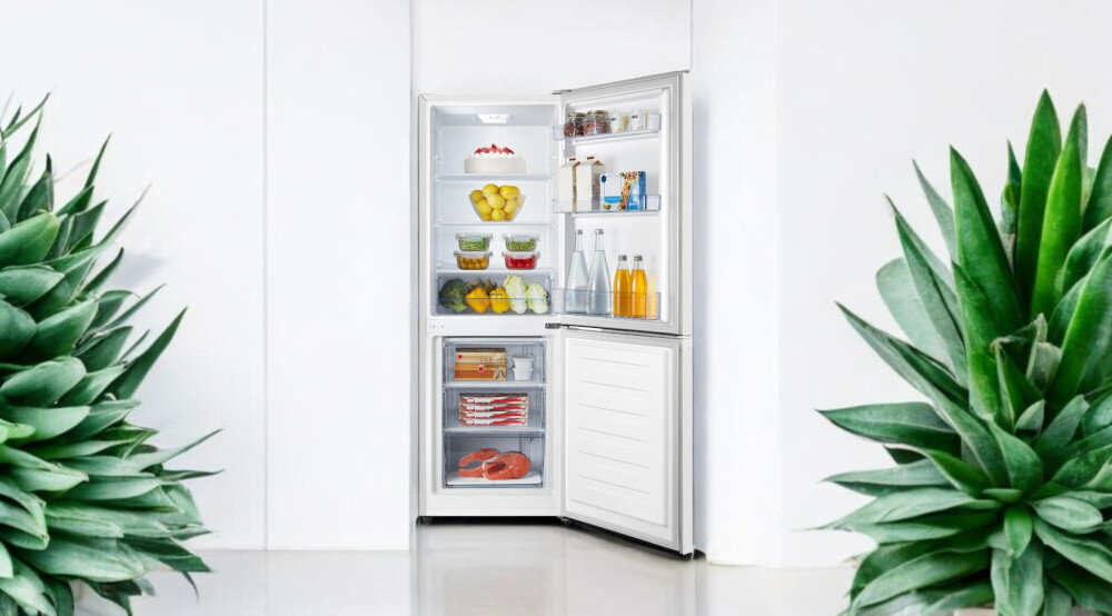 Lodówka HISENSE RB224D4BDE 143cm Srebrna lodówka umieszczona we wnęce oświetlenie półki wypełniona żywnością jasne tło jasne meble całkowita pojemność 175 litrów 122 litry w części chłodzącej 53 litry w zamrażarce świeże produkty mrożonki trzy szuflady w zamrażarce szklana półka pojemnik na butelki na drzwiach chłodziarki 