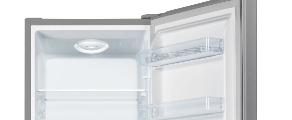 Lodówka HISENSE RB224D4BDE 143cm Srebrna zbliżenie na oświetlenie białe półki otwarte drzwi białe tło energooszczędne oświetlenie LED oświetla wnętrze mniejsze zużycie energii mechaniczne sterowanie precyzyjne ustawienie temperatury automatyczne odszranianie chłodziarki Zamrażarka jest odszraniana manualnie optymalna wydajność chłodzenia