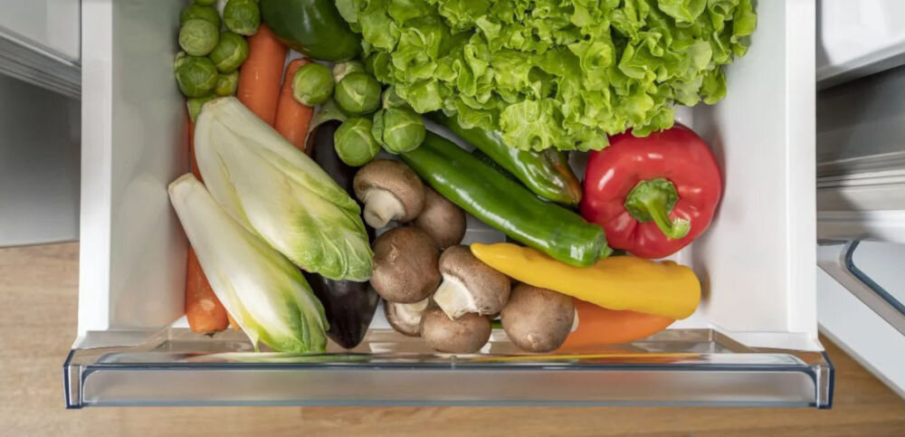 Lodówka HISENSE RB224D4BDE 143cm Srebrna szuflada wypełniona warzywami kolorowe warzywa  specjalna szuflada Fresh Crisper do przechowywania warzyw i owoców odpowiednio zaprojektowany system wilgotności świeżość, chrupkość wartości odżywcze świeże produkty 