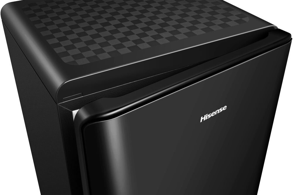 Lodówka HISENSE RR106D4CBE 86.7cm Czarna lodówka w kolorze czarnym uchylona jasny napis białe tło eleganckie urządzenie chłodnicze w każdej kuchni kompaktowe wymiary (48 cm szerokości, 45,1 cm głębokości i 86,7 cm wysokości) pojemności i funkcjonalności czarne, lakierowane drzwi stylowy wygląd przemyślany układ wnętrza wygoda codziennego użytkowania
