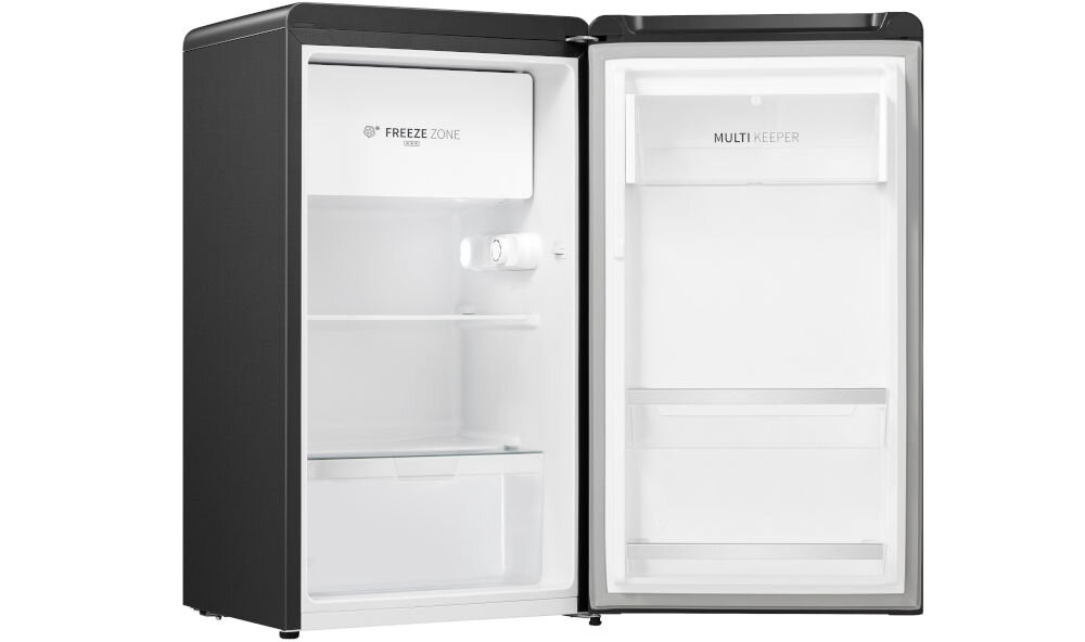 Lodówka HISENSE RR106D4CBE 86.7cm Czarna otwarta lodówka stoi bokiem białe wnętrze półki szuflady białe tło hałas jedynie 36 dB pracuje cicho nie zakłóca domowego spokoju regulowane nóżki stabilne ustawienie Zdolność utrzymywania temperatury do 10 godzin