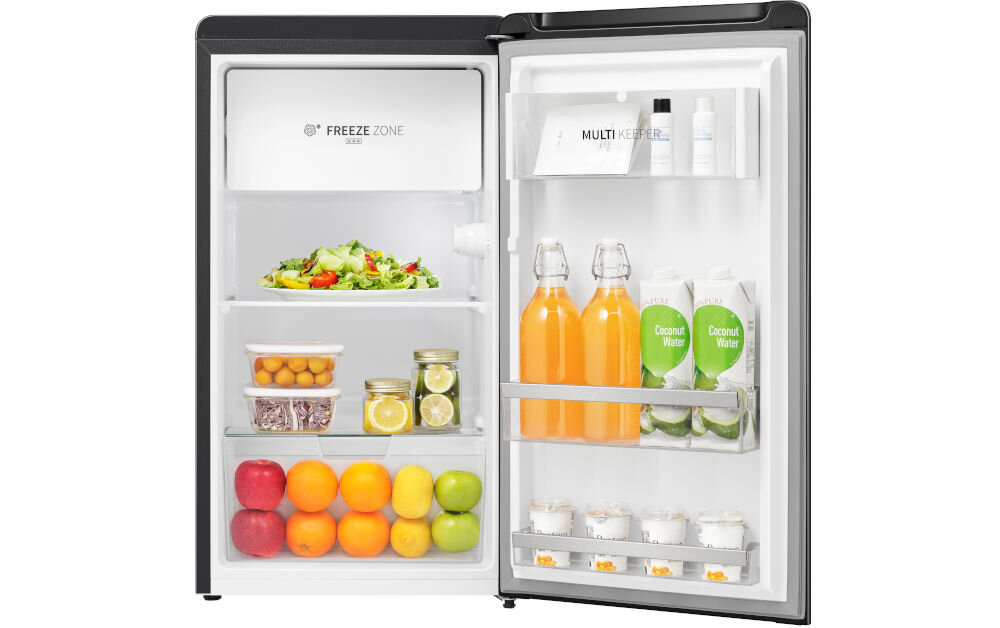 Lodówka HISENSE RR106D4CBE 86.7cm Czarna lodówka otwarta biały środek wypełniona żywnością nóżki białe tło lodówka we wnęce kuchennej ukazane przestawienie drzwi w lewo lub prawo eleganckie funkcjonalne energooszczędne urządzenie chłodnicze odpowiednia pojemność funkcjonalność cicha praca w małych kuchniach design przemyślany układ wnętrza atrakcyjny wybór