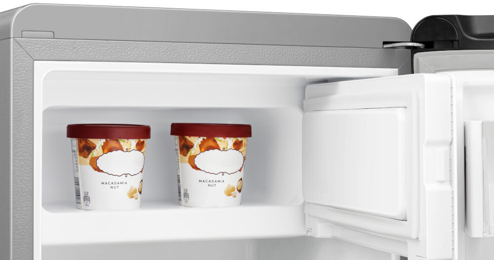 Lodówka HISENSE RR106D4CDE 86.7cm Srebrna zbliżenie na zamrażalnik lody w pudełku srebrna obudowa białe tło całkowita pojemność 82 litrów 75 litrów w części chłodzącej 7 litrów w zamrażarce świeże produkty mrożonki dwie półki na drzwiach jedna półka z pokrywką wygodne segregowanie żywności