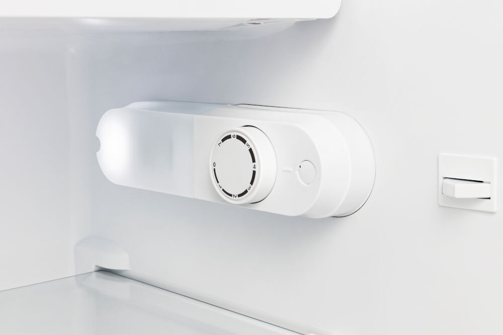 Lodówka HISENSE RR106D4CDE 86.7cm Srebrna  wnętrze lodówki mechanizm pokrętło energooszczędne oświetlenie LED oświetla wnętrze mniejsze zużycie energii elastyczność przy aranżacji kuchni mechaniczne sterowanie precyzyjne ustawienie temperatury