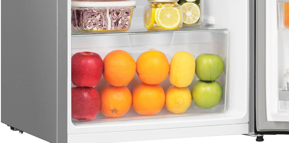 Lodówka HISENSE RR106D4CDE 86.7cm Srebrna zbliżenie na półkę z owocami przezroczysta białe tło specjalna szuflada Fresh Crisper do przechowywania warzyw i owoców odpowiednio zaprojektowany system wilgotności świeżość, chrupkość wartości odżywcze świeże produkty drzwi 