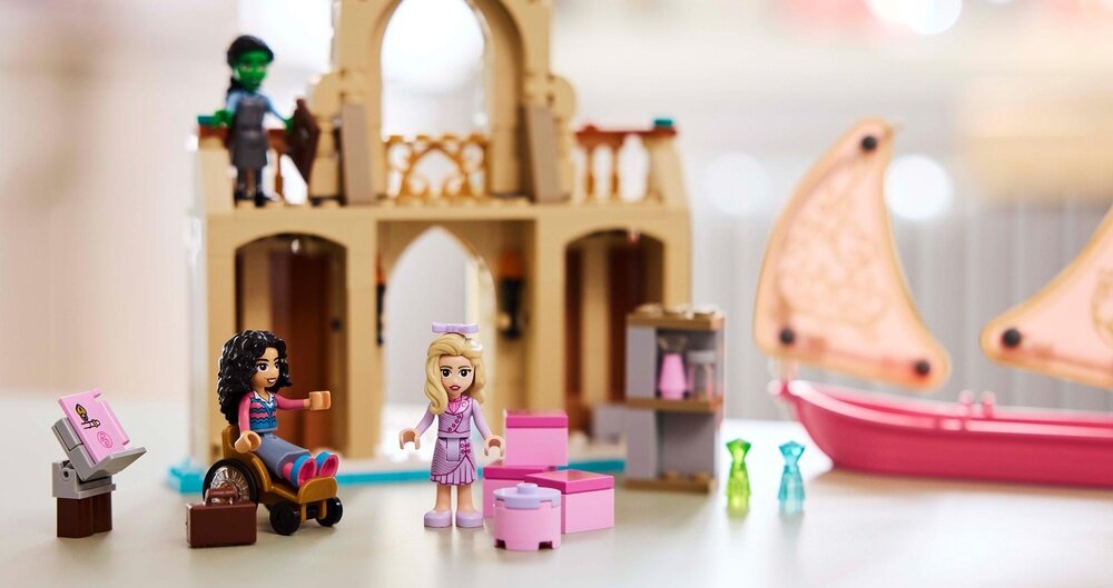 LEGO 75681 Wicked Glinda, Elphaba i Nessarose na Shiz University Szczegółowy, dwupiętrowy model kod QR kwiaty, eliksiry i naklejka na wózek Nessarose