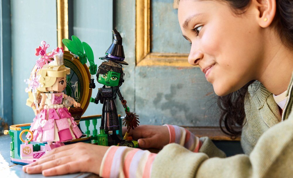 LEGO 75682 Wicked Figurki Elphaby i Glindy dziecko bawi się klockami