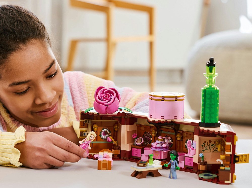 LEGO 75683 Wicked Akademik Glindy i Elphaby dziecko bawi się klockami
